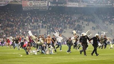  أسلحة بيضاء وحجارة واعتداءات بين جماهير فريقي السوبر التركي 