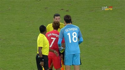 ريو 2016.. اعتراض من لاعبي كوريا الجنوبية على الحكم جهاد جريشة في لقاء الهندوراس 