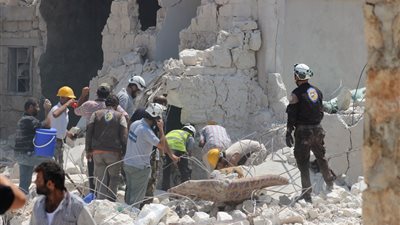 قصف لنظام الأسد يودي بحياة 11 مدنيًا بينهم أطفال في إدلب