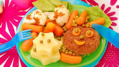 أشهر النصائح لتحميس الطفل لتناول الطعام في الصيف