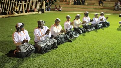 جمهور سوق عكاظ يتفاعل مع فلكلور 