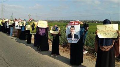 سلسلة بشرية بقرية أم الرضا تزامنا ذكرى فض رابعة الثالثة بدمياط.. 