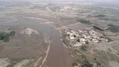 سيل وادي بيش يواصل حصار عدة قرى بجازان