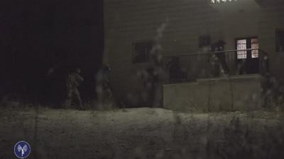 جيش الاحتلال يداهم إحدى الجمعيات الخيرية الفلسطينية ويستولى على ممتلكاتها