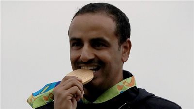 ريو 2016.. لماذا يعض الأبطال ميدالياتهم أثناء صور التتويج؟