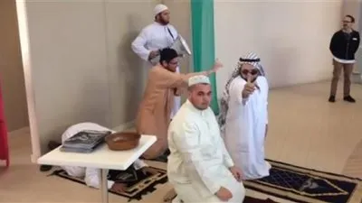 يمينيون متطرفون يقتحمون كنيسة بأستراليا (فيديو)