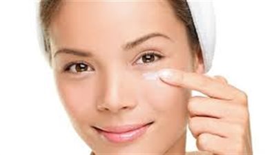 تخلصي من الإنتفاخ تحت العينين بـ 4 طرق  