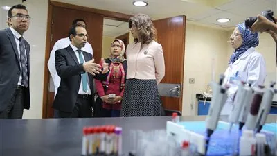 وزيرة الهجرة تزور مستشفى 