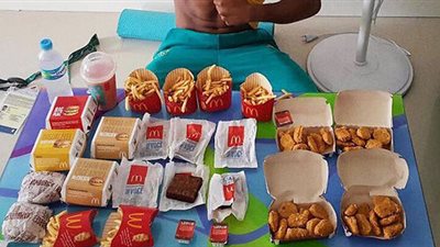 بعد الخسارة.. لاعب أسترالي يعزي نفسه بوجبة برجر