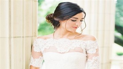  إطلالة كلاسيكية مليئة بالأنوثة لموديلات جديدة من فساتين الزفاف ذات الكتف المتساقط (صور)