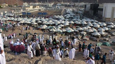 زوّار المدينة من ضيوف الرحمن يتوافدون على موقع 