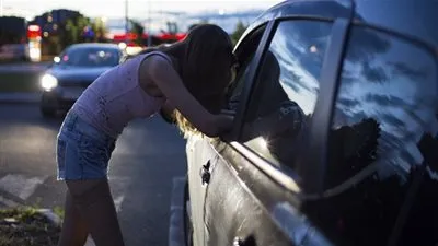 أم ترغم طفلتها على ممارسة الدعارة .. والسبب صادم