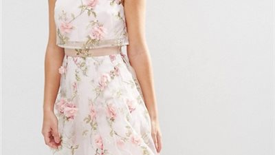 10 فساتين لحضور حفلات الزفاف في الأعياد (صور)