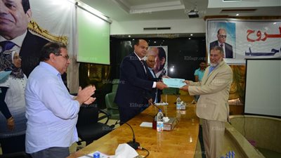 محافظ مطروح يكرم عدد من المحالين للمعاش بالمحافظة