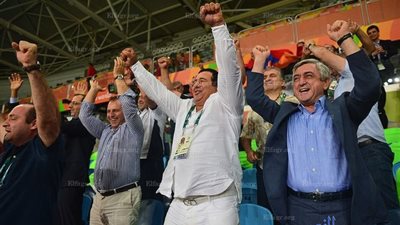 الرئيس الأرمينى يحتفل بأول ميدالية ذهبية لبلاده في الأولمبياد (صور)