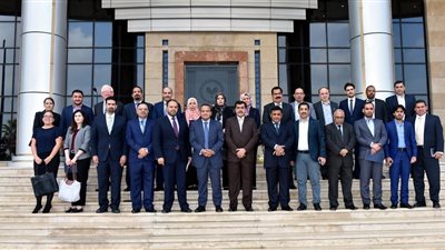 وفد عراقي يزور مجمع خدمات الاستثمار لتبادل الخبرات مع مصر (صور)