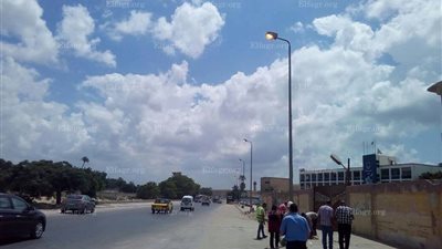 إحي شرق الإسكندرية ينفذ تركيب 30 كشاف لإنارة طريق المحمودية (صور)