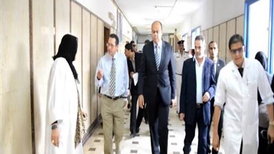 محافظ مطروح يتفقد مصابي حادث تصادم أتوبيس بسيارة فنطاس (صور) 