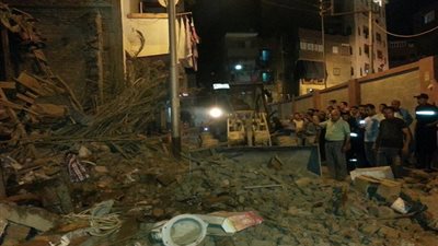 انهيار عقار وتصدع آخر مجاور في الشرقية