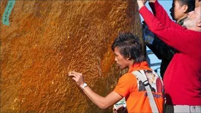 هل تعلم أين توجد أكبر صخرة ذهبية في العالم؟ 