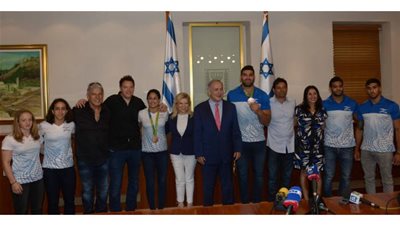 نتنياهو يستقبل فى منزله أعضاء بعثة الجودو التى شاركت فى أوليمبياد 