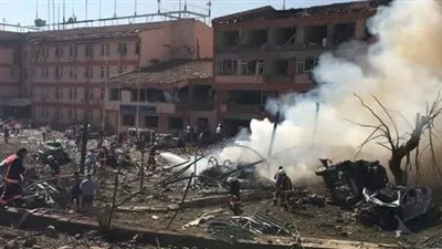 اللقطات الأولى لانفجار أمام مركز شرطة بتركيا (صور)