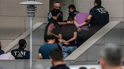 مداهمات واعتقالات في اسطنبول عقب محاولة الانقلاب الفاشلة