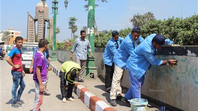 الطلاب والمعلمين يشاركون الجيش في مبادرة حلوة يا بلدي بأسيوط ( صور )