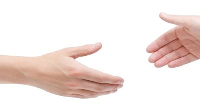 طبيب سويدي رفض علاج سيدة لعدم مصافحته  