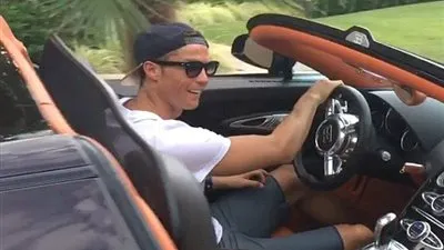 بالصور.. كريستيانو رونالدو يستعرض سيارته الغالية