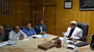 محافظ الإسماعيلية يناقش مشكلة المزارعين المضارين (صور)