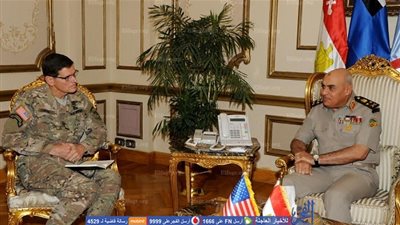 وزير الدفاع ورئيس الأركان يلتقيان قائد القيادة المركزية الأمريكية