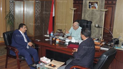 محامين المنيا تهدي مدير الأمن درع النقابة (صور)