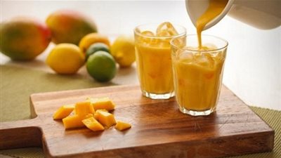 طريقة عمل عصير المانجو المنعش