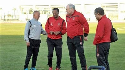 استنفار أمني أمام النادي الأهلي والجماهير تهتف :