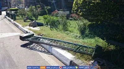 حادث تصادم بشارع أبو قير يتسبب في تهشم السور الحديدي لساعة الزهور بالإسكندرية (صور)