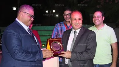 العاملون بمكتبة دمنهور يكرمون مديرهم تقديرا لجهوده (صور) 