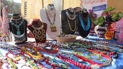 متحدو الإعاقة ينظمون معرضا للمشغولات اليدوية (صور)