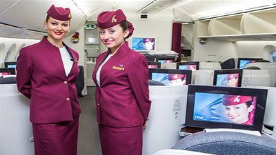 سر وضع المضيفات أيديهن وراء ظهورهن على متن الطائرة