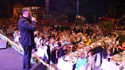 فارس كرم يغني في مسقط رأسه 