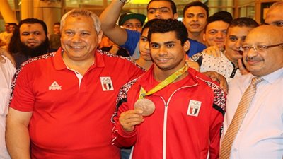 صور وصول بعثة مصر في رفع الأثقال بكاميرا الفجر الرياضي