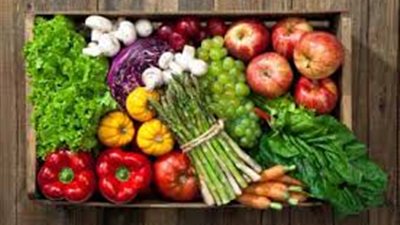 تناول الفاكهة والخضروات بكثرة يزيد الشعور بالسعادة