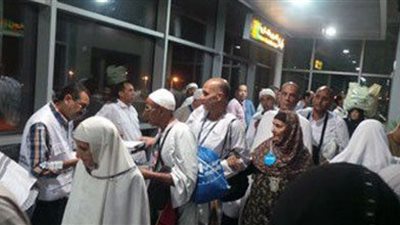 أول أفواج حجاج القرعة يغادر القاهرة متوجها إلى المدينة المنورة