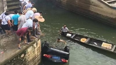  مراهقة صينية أثناء تعلمّها قيادة السيارة داست على البنزين بدل من الفرامل  .. فوقعت الكارثة