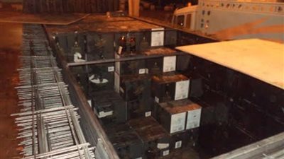 كشف حيلة المخابئ السرية بإرسالية أسياخ منع تهريب 13650 زجاجة خمر