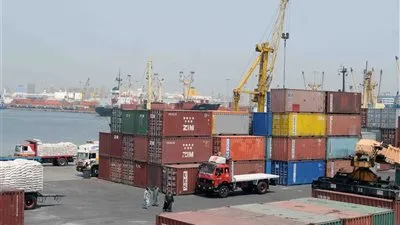 ميناء الإسكندرية  يشهد نشاطاً في حركة السفن والشاحنات اليوم