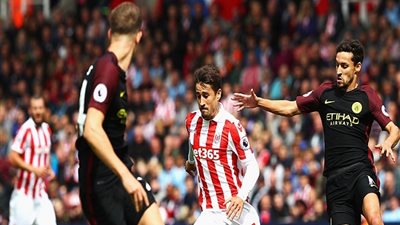 شاهد.. الحكم يهدي ستوك سيتي ركلة جزاء غير صحيحة أمام مانشستر سيتي