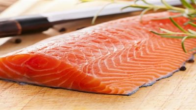 ديدان طفيلية تأكل جدار معدة سيدة يابانية بعد وجبة سالمون