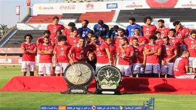  بالفيديو.. احتفال لاعبي الأهلي بدرع الدوري الـ33 في حضور