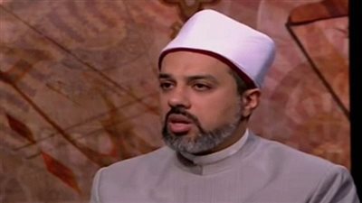 باحث بدار الإفتاء يوضح الطريقة الصحيحة لارتداء ملابس الإحرام (فيديو)